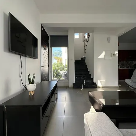 House With 2 Bedrooms And Pool Hébergement de vacances Perivólia