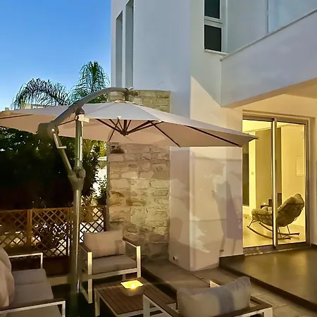 House With 2 Bedrooms And Pool Σπίτι διακοπών *